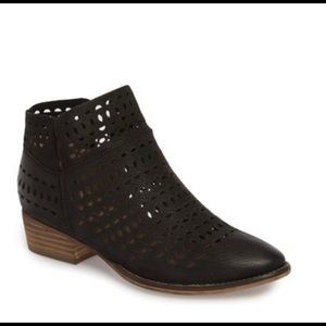 Seychelles black cutout booties